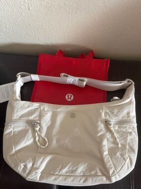 lululemon athletica slouchy sling bag 6L color: ivory cream silver